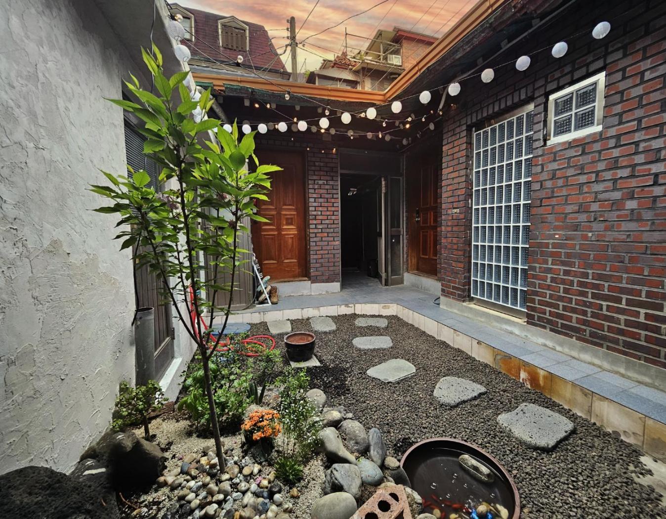 Dotplaneline House