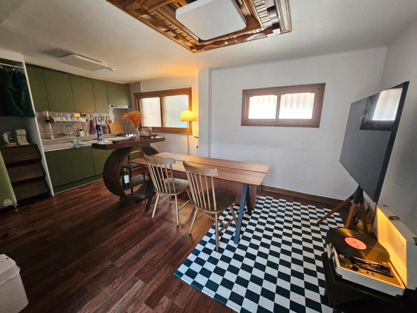 Dotplaneline House *